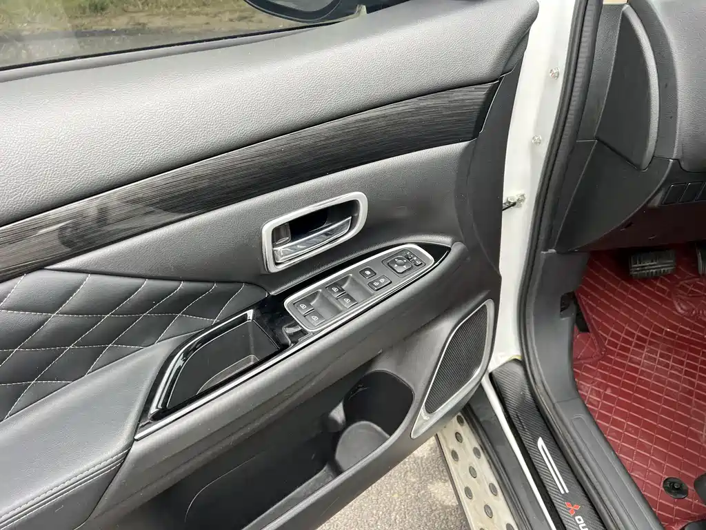 Outlander 2020 2.4L four-wheel drive Premium Edition 5 seats