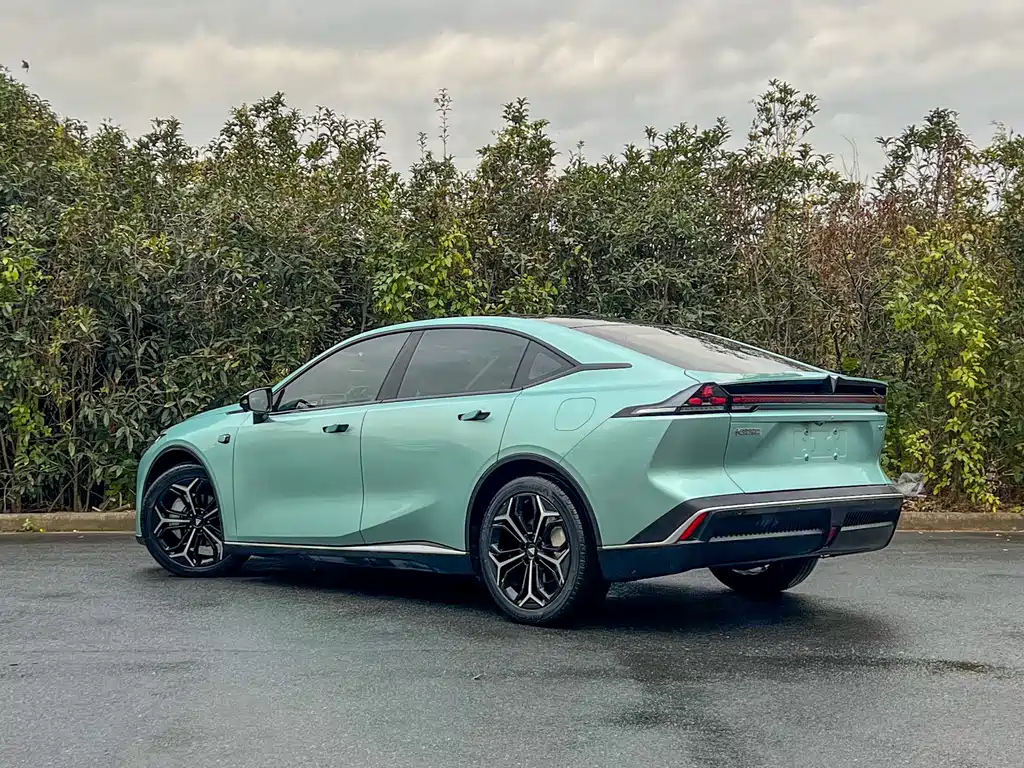 Dark blue SL03 2023 200Max extended range version