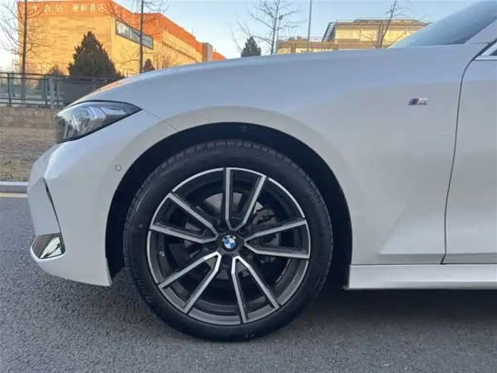 BMW 3 Series 2025 325Li M sports suit