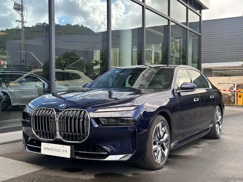BMW i7 2023 xDrive60L Luxury Set