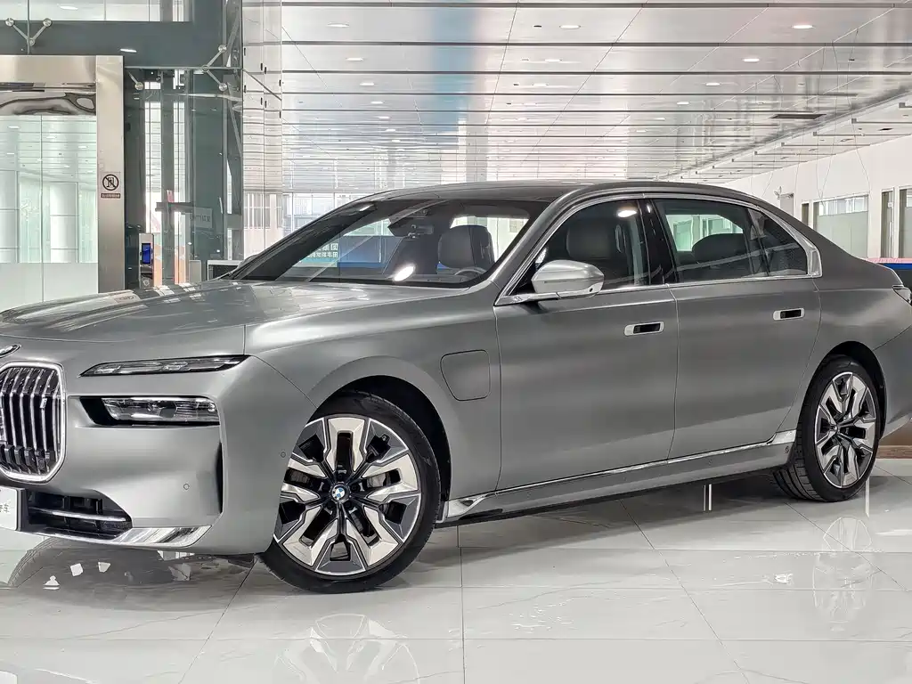 BMW i7 2023 xDrive60L Luxury Set