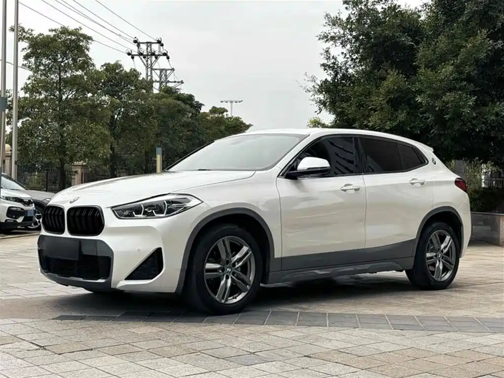 BMW X2 2021 sDrive25i leading M off-road set