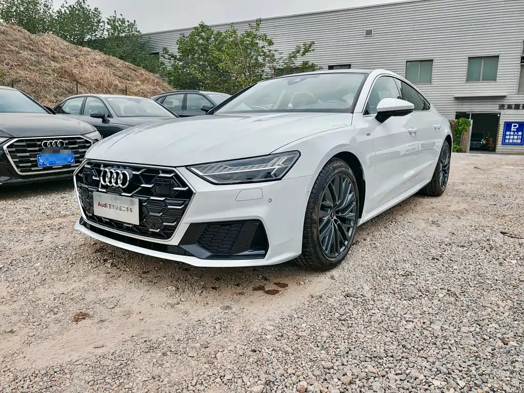 Audi A7 2024 года выпуска, модель 40 TFSI класса люкс