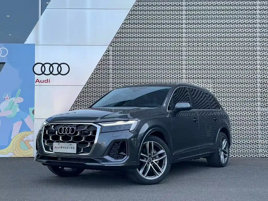 Audi Q7 2024 model 45 TFSI quattro S line sporty