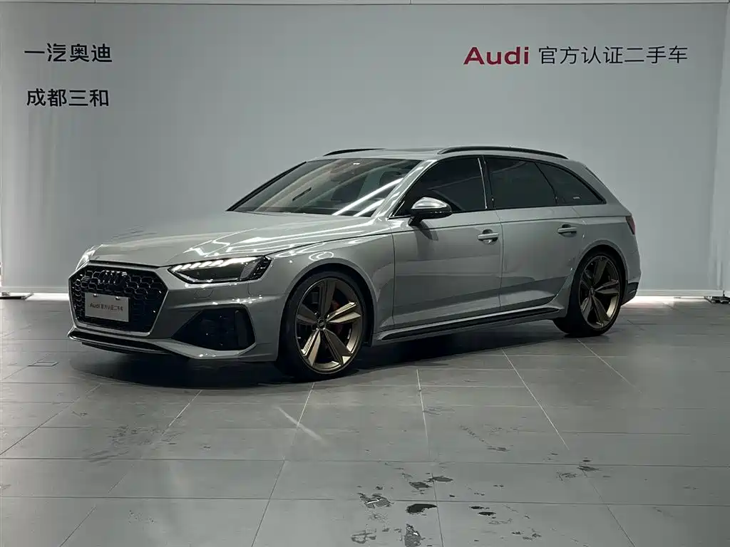 Audi RS 4 2022 RS4 Avant темно-золотого цвета