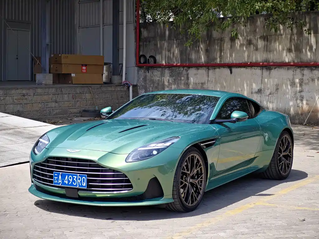 Aston Martin DB12 2025 4,0-тонный V8 купе