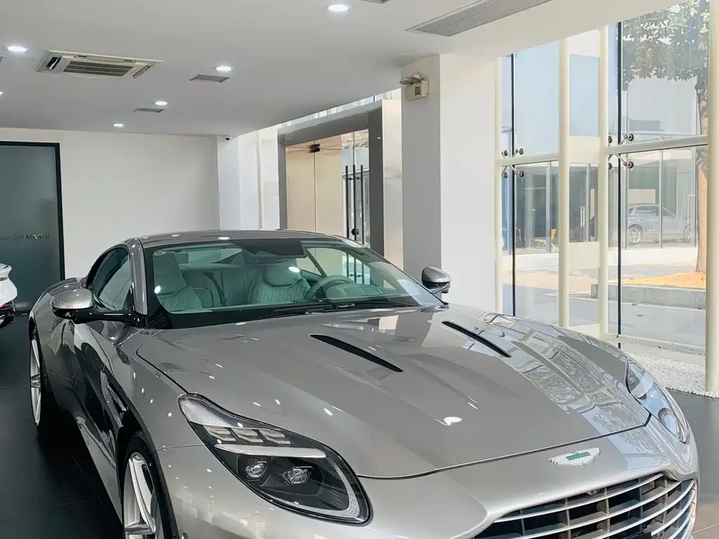 Aston Martin DB12 2025 4,0-тонный V8 купе