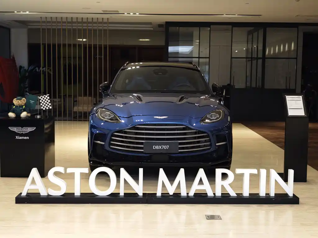 Aston Martin DBX 2023 4.0T V8 707