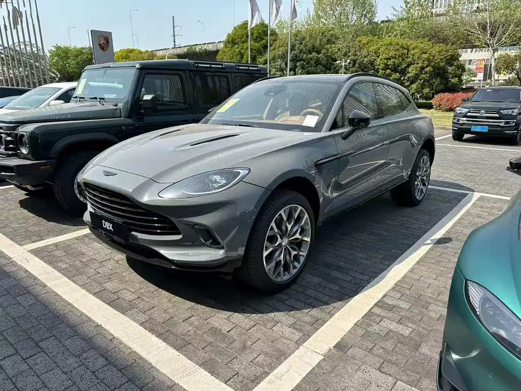 Aston Martin DBX 2024 4.0T V8