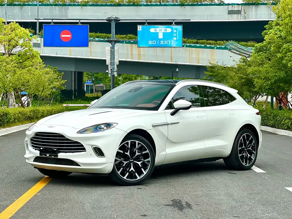 Aston Martin DBX 2022 модель 3.0T С ПРЯМОЙ ШЕСТЕРКОЙ