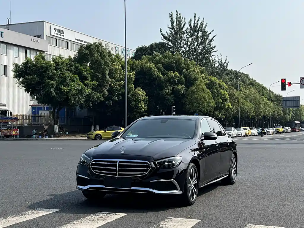 Обновленный спортивный седан Mercedes-Benz E-class New Energy 2022 с двумя подключаемыми модулями E 350 e L
