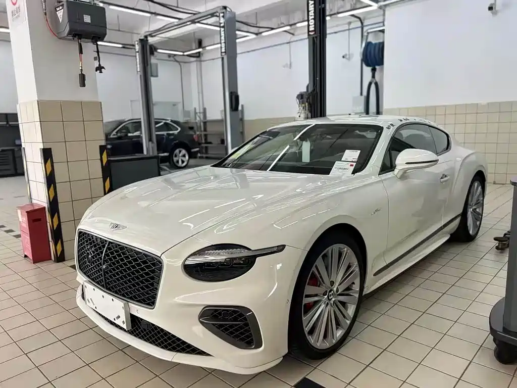 Подключаемый гибрид Continental 2025 GT Ultimate Edition