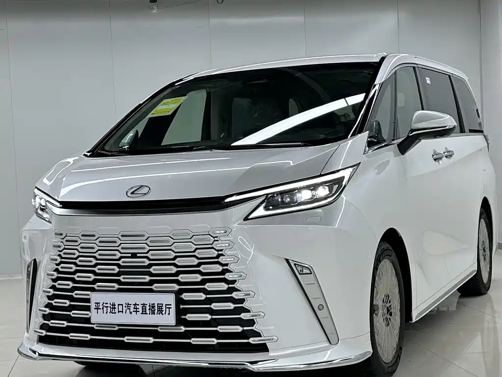 Шестиместный Lexus LM 2023 500h Премиум-класса