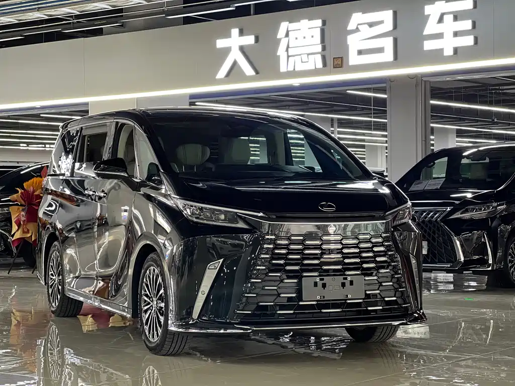 Шестиместный Lexus LM 2023 500h Премиум-класса