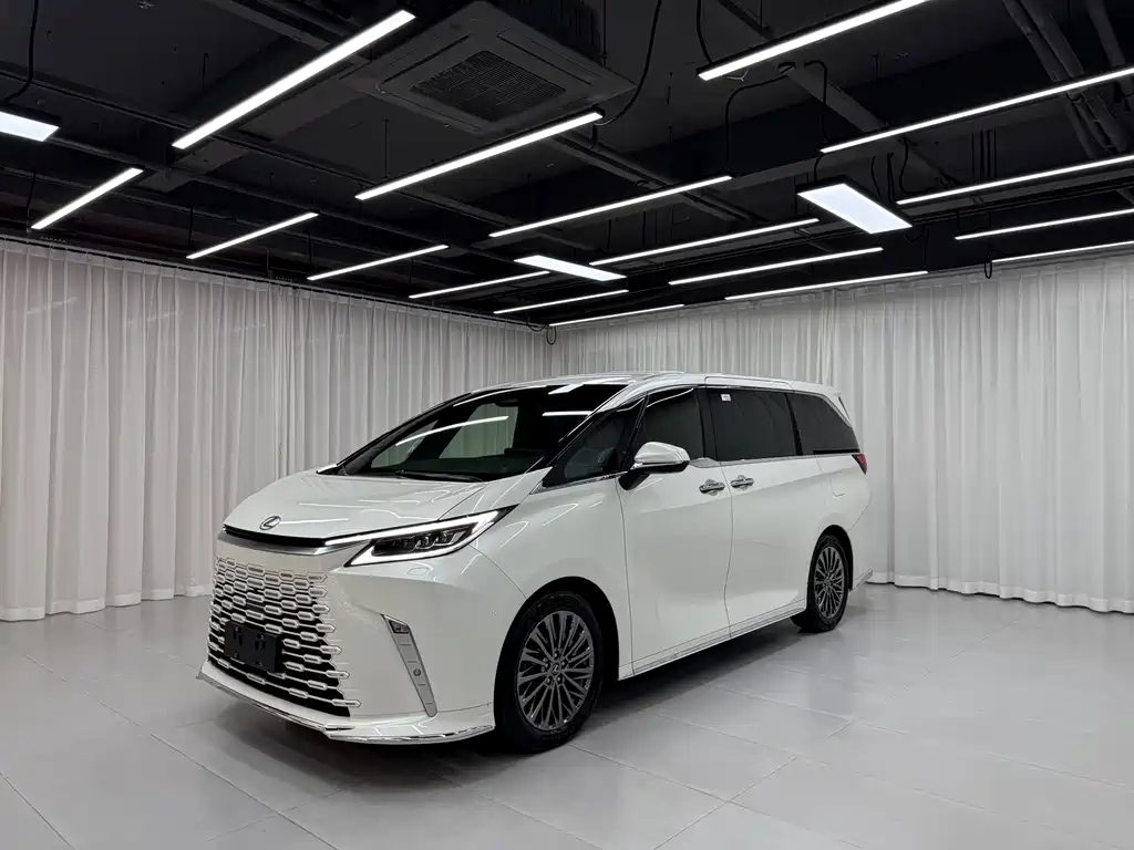 Семиместный Lexus LM 2023 350h Junya edition