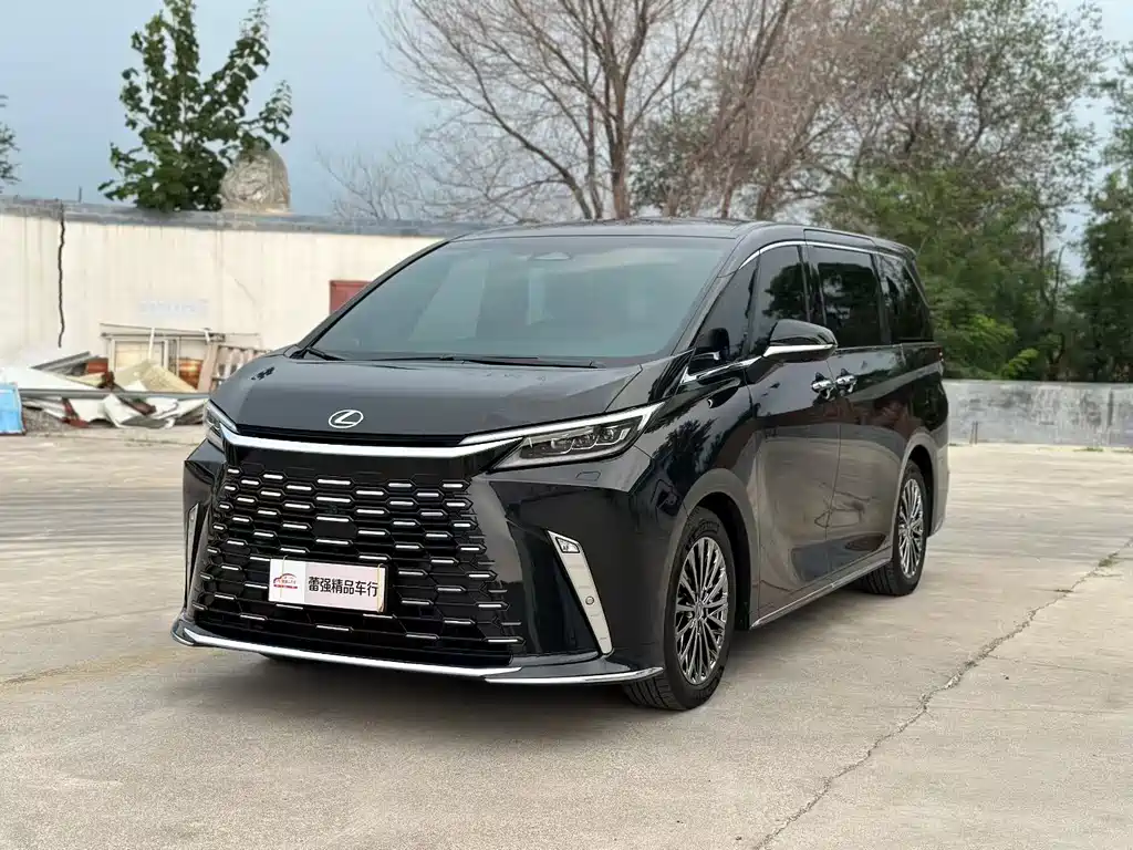 Шестиместный Lexus LM 2023 500h Премиум-класса