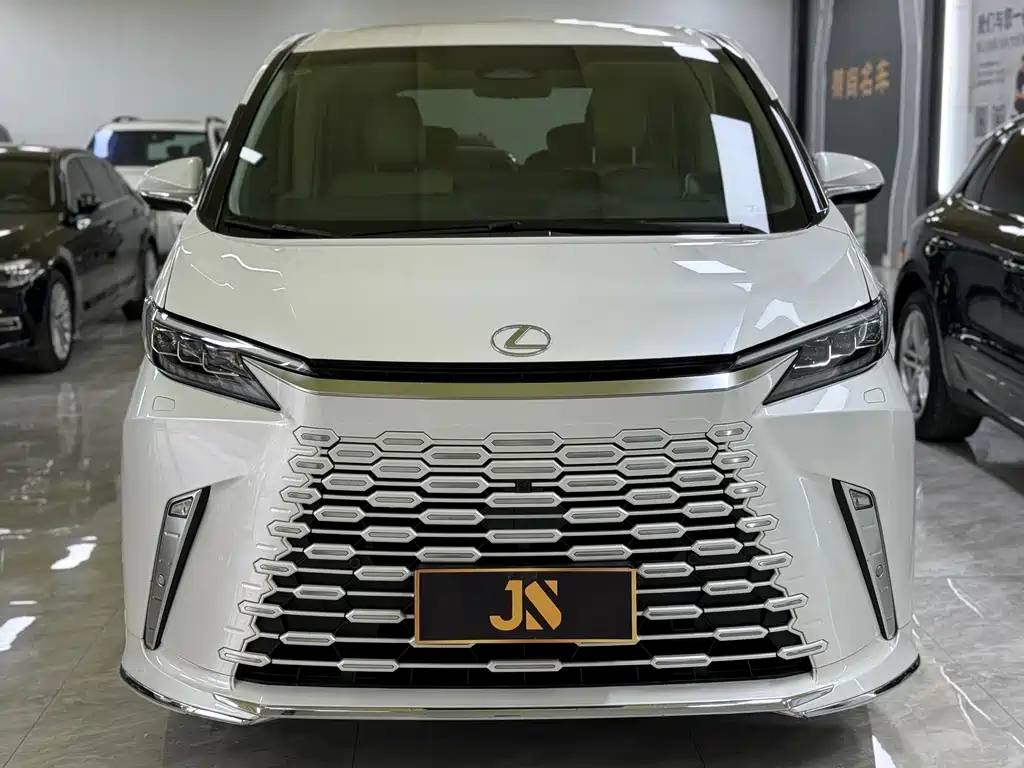 Семиместный Lexus LM 2023 350h Junya edition