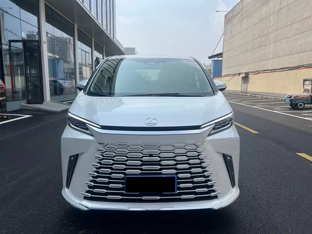Шестиместный Lexus LM 2023 500h Премиум-класса