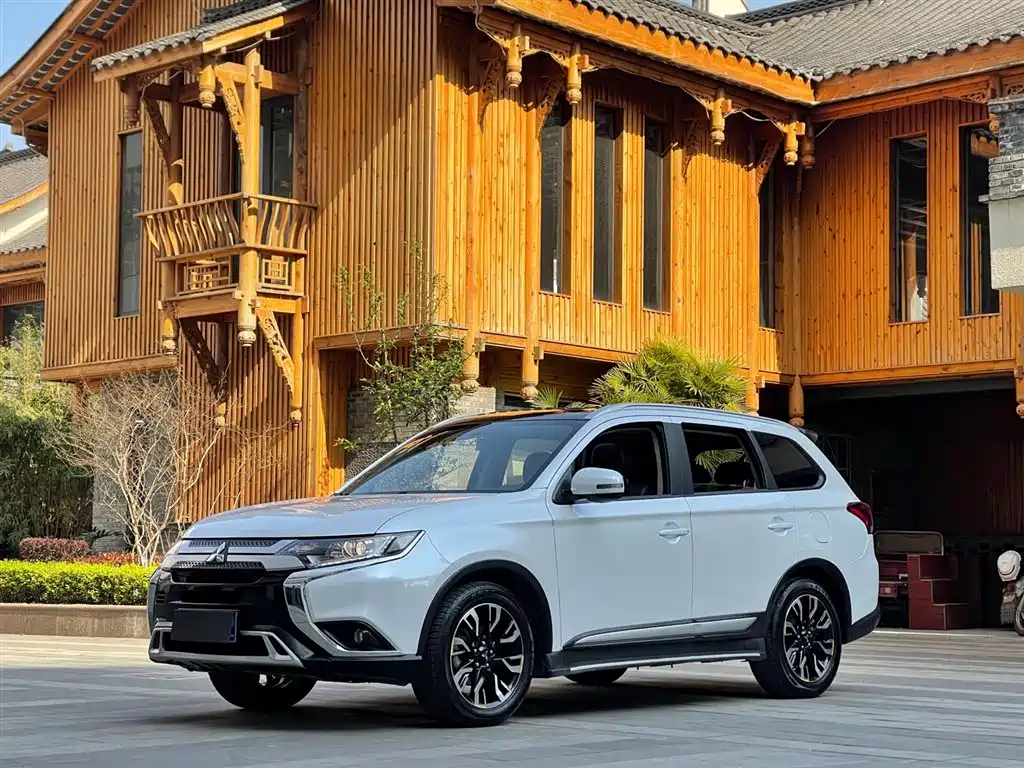 Outlander 2020 2.0L two-wheel drive Enjoy Edition 5 seats