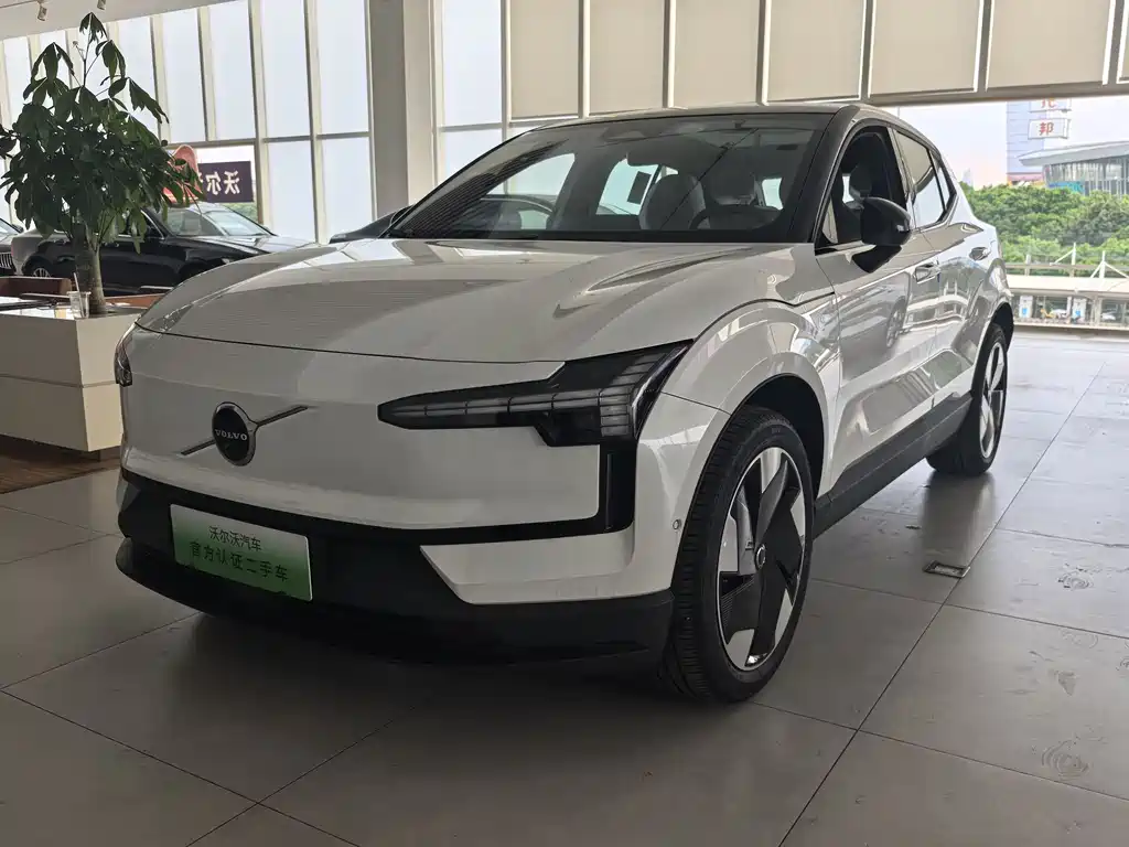 Версия Volvo EX30 2025 с задним приводом и длительным сроком службы аккумулятора Ultra
