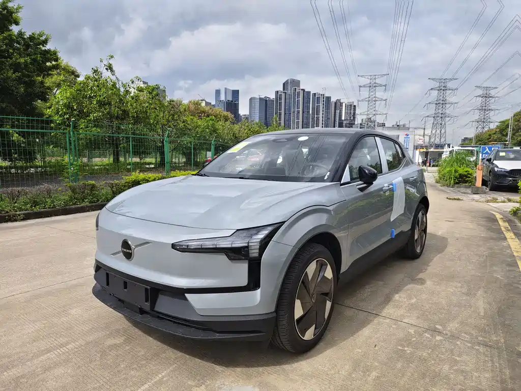 Версия Volvo EX30 2025 с задним приводом и длительным сроком службы аккумулятора Plus