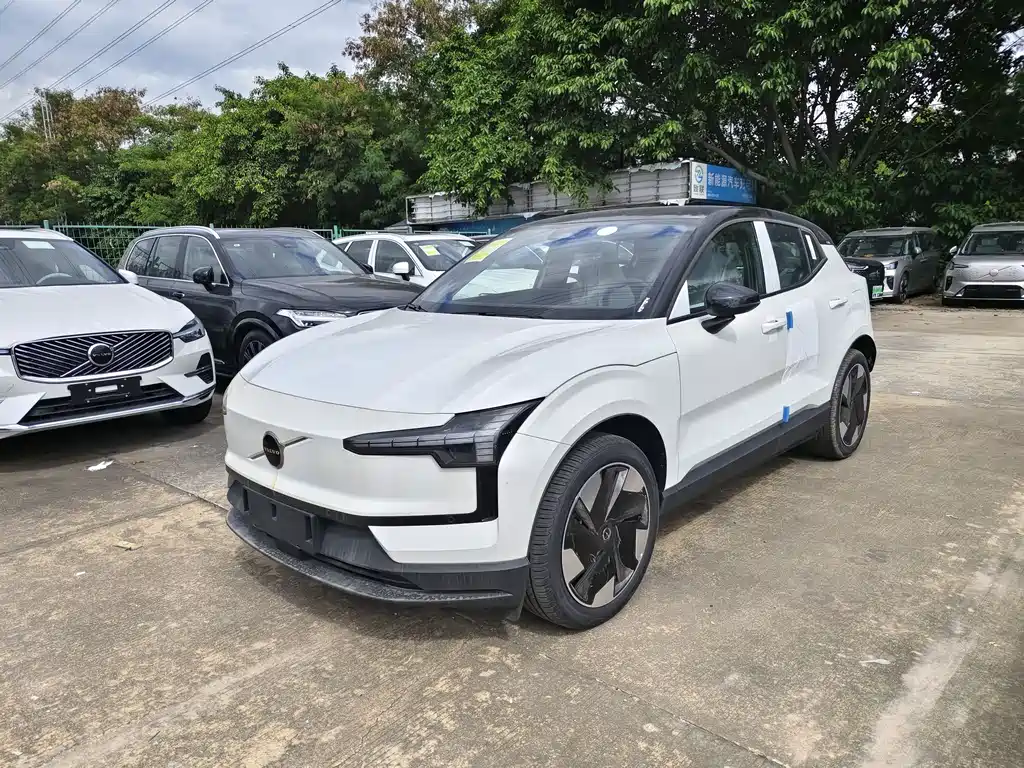Версия Volvo EX30 2025 с задним приводом и длительным сроком службы аккумулятора Plus