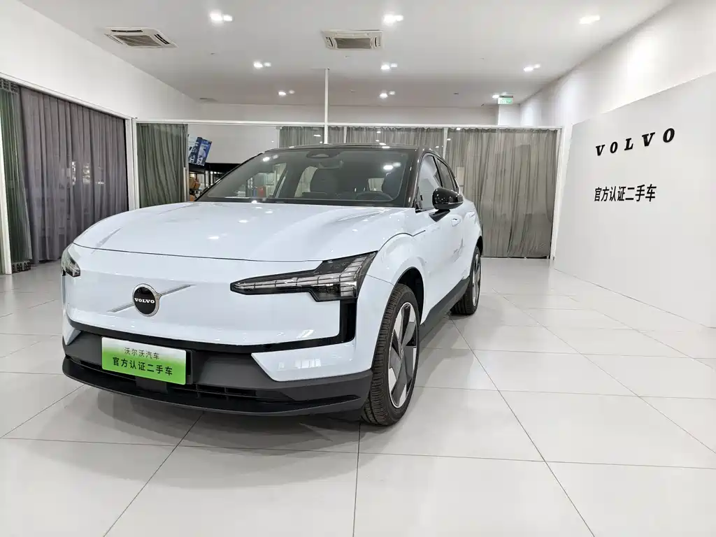 Версия Volvo EX30 2025 с задним приводом и длительным сроком службы аккумулятора Plus