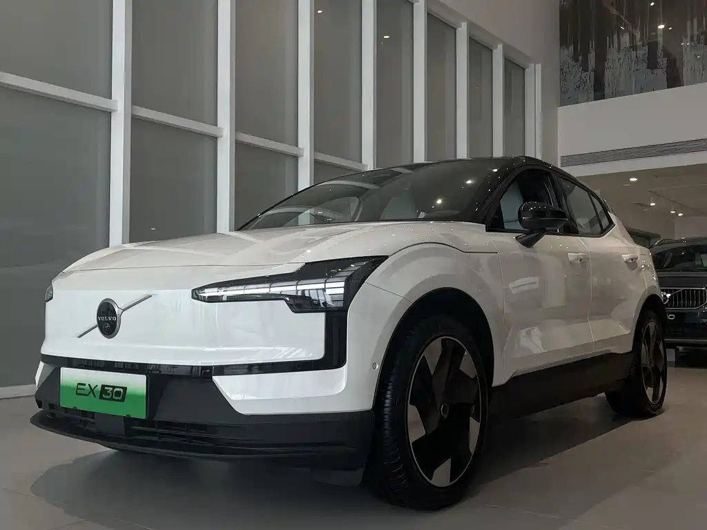 Версия Volvo EX30 2025 с задним приводом и длительным сроком службы аккумулятора Plus