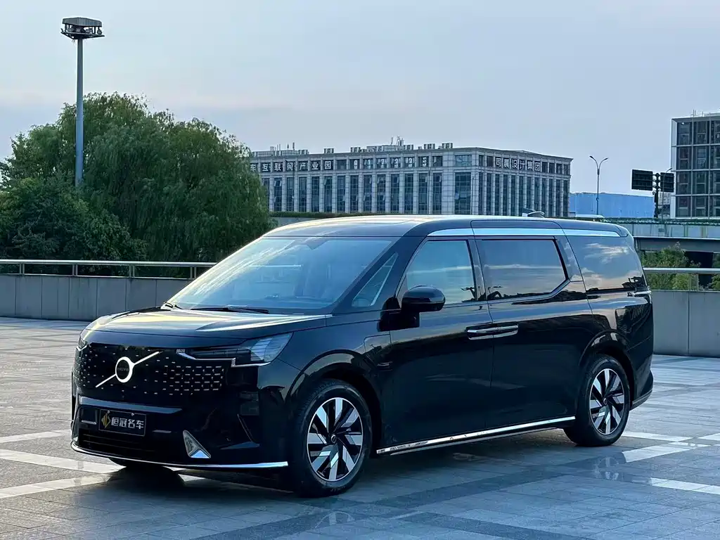 Volvo EM90 2025 Ultra six-seater