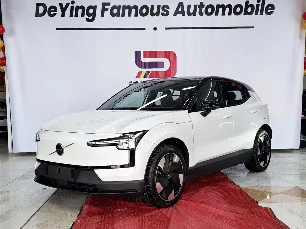 Версия Volvo EX30 2025 с задним приводом и длительным сроком службы аккумулятора Plus