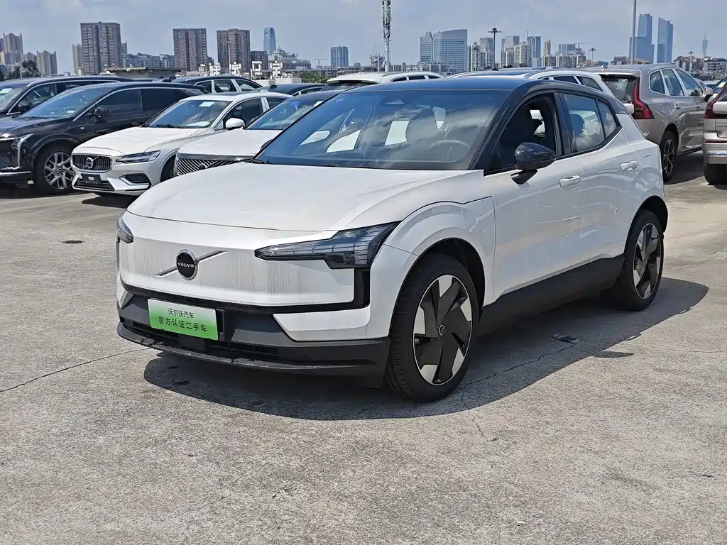Версия Volvo EX30 2025 с задним приводом и длительным сроком службы аккумулятора Plus
