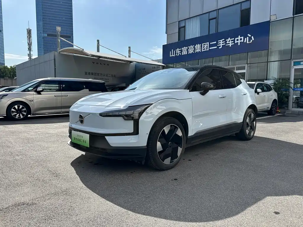 Версия Volvo EX30 2025 с задним приводом и длительным сроком службы аккумулятора Ultra