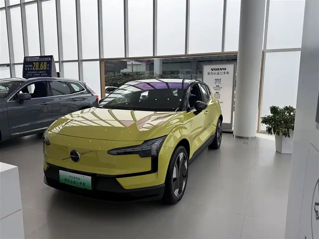 Версия Volvo EX30 2025 с задним приводом и длительным сроком службы аккумулятора Plus