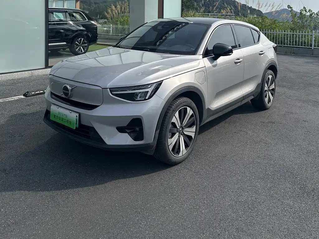 Версия Volvo C40 2023 с длительным сроком службы аккумулятора