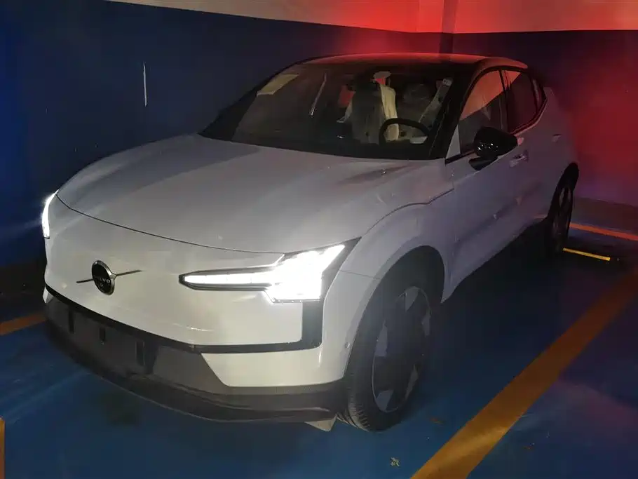 Версия Volvo EX30 2025 с задним приводом и длительным сроком службы аккумулятора Ultra