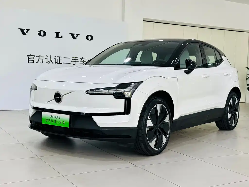 Версия Volvo EX30 2025 с задним приводом и длительным сроком службы аккумулятора Ultra