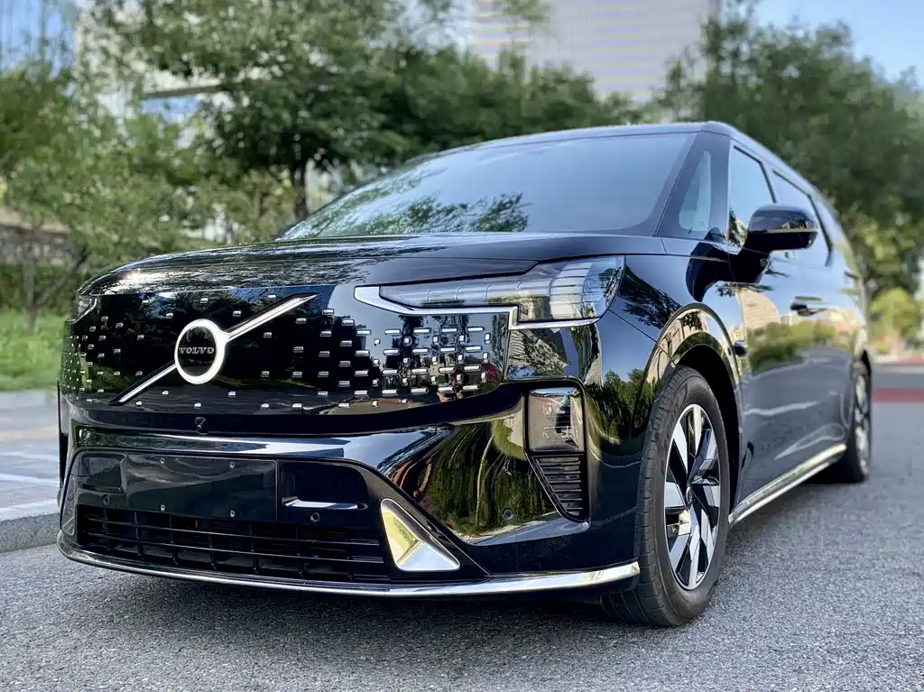 Volvo EM90 2025 Ultra six-seater