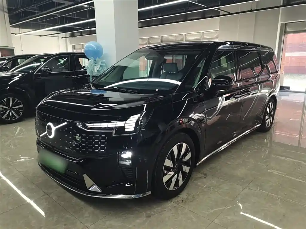 Volvo EM90 2025 Ultra six-seater