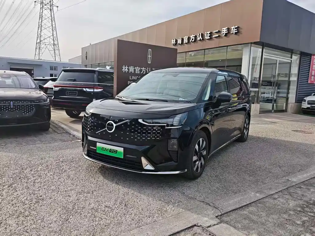Volvo EM90 2025 Ultra six-seater