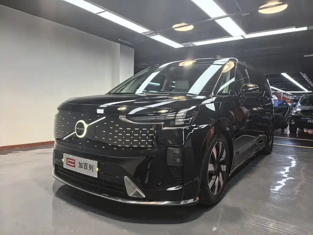 Volvo EM90 2025 Ultra six-seater