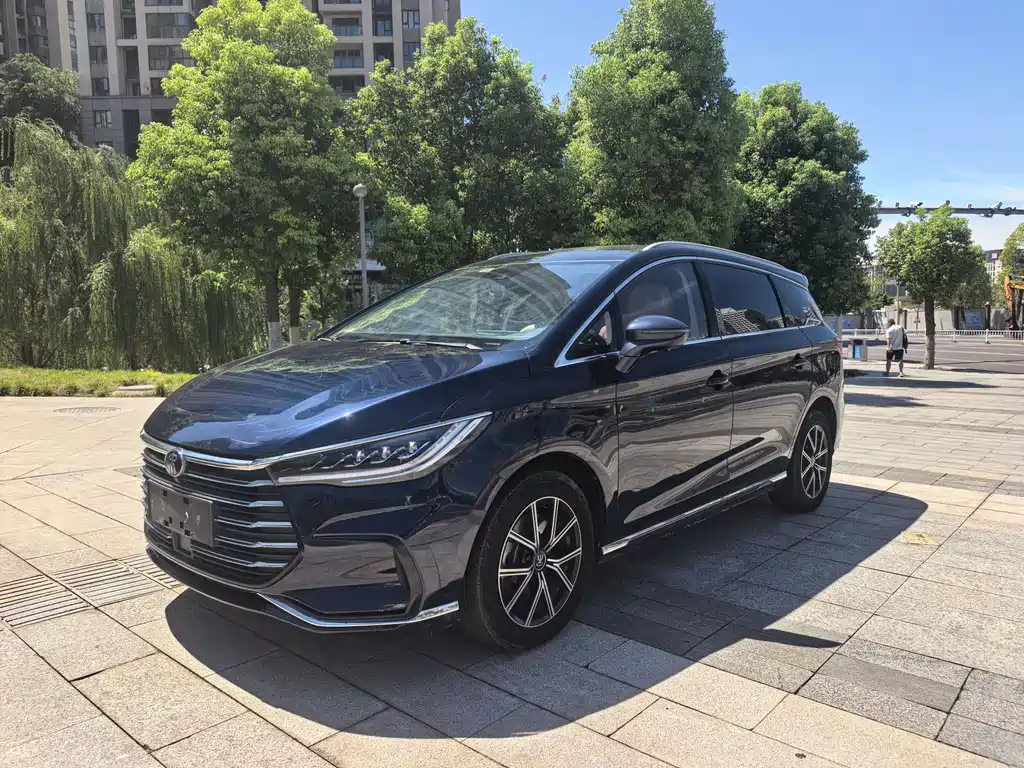 Флагманская модель Song Max New Energy 2022 DM-i длиной 105 км