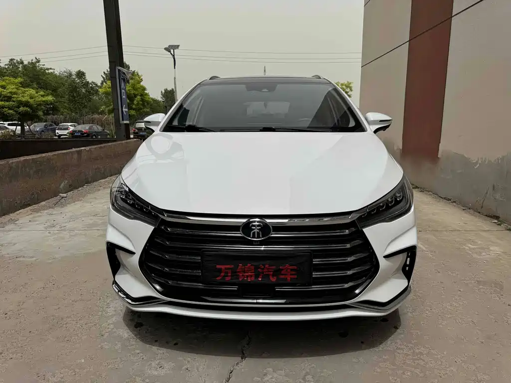 Флагманская модель Song Max New Energy 2022 DM-i длиной 105 км