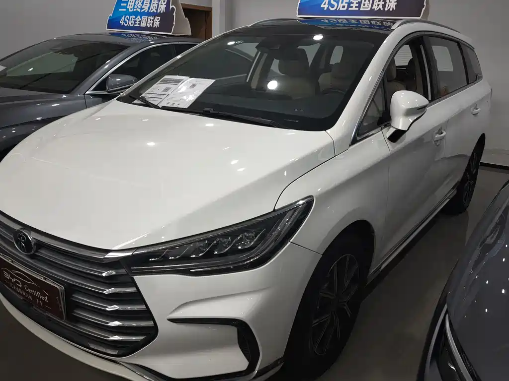 Флагманская модель Song Max New Energy 2022 DM-i длиной 105 км