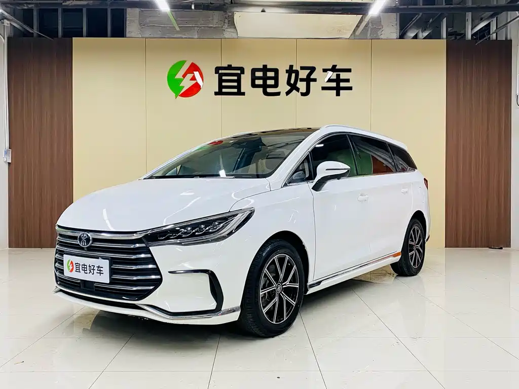 Флагманская модель Song Max New Energy 2022 DM-i длиной 105 км