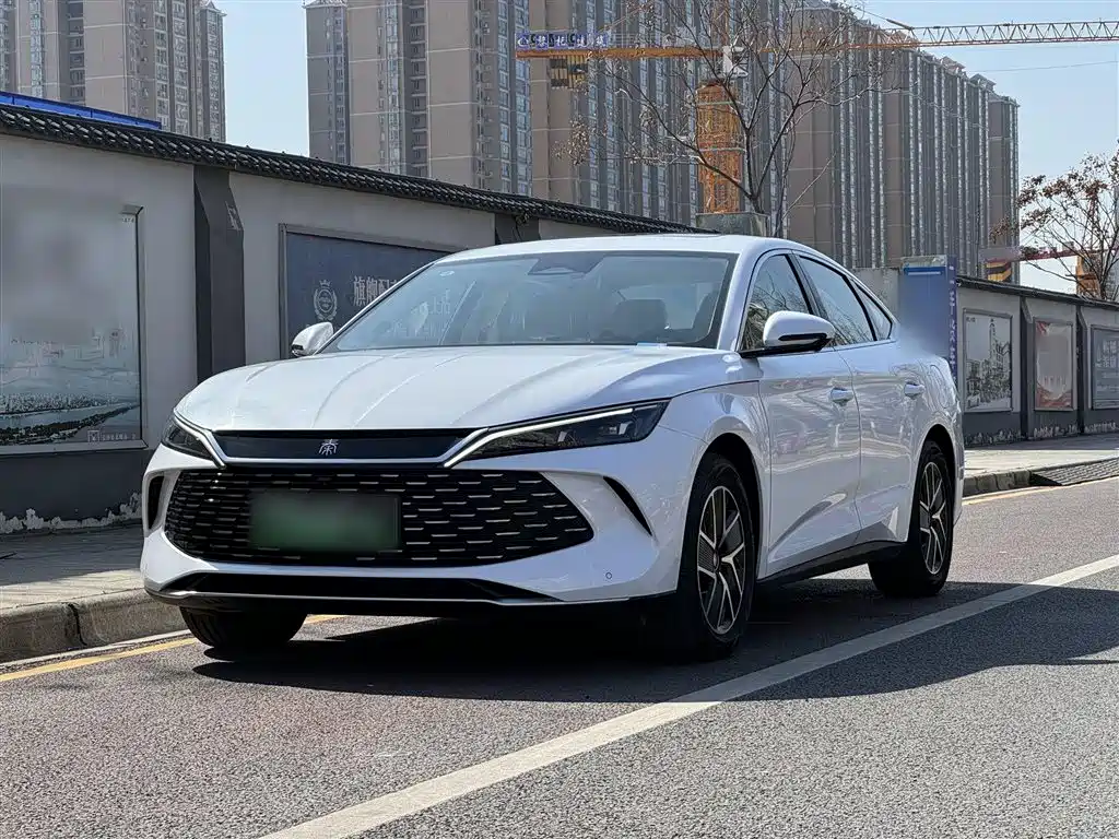 Qin L 2024 DM-i 120 КМ трансцендентного типа