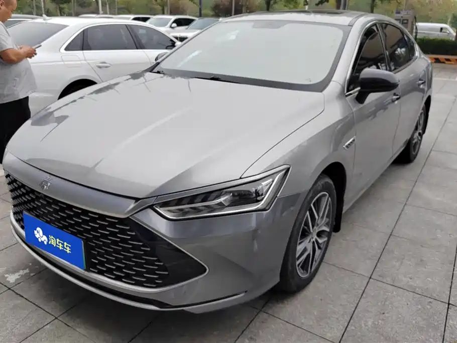 Qin PLUS 2023 Чемпионская версия DM-i на 120 км лидирующего типа