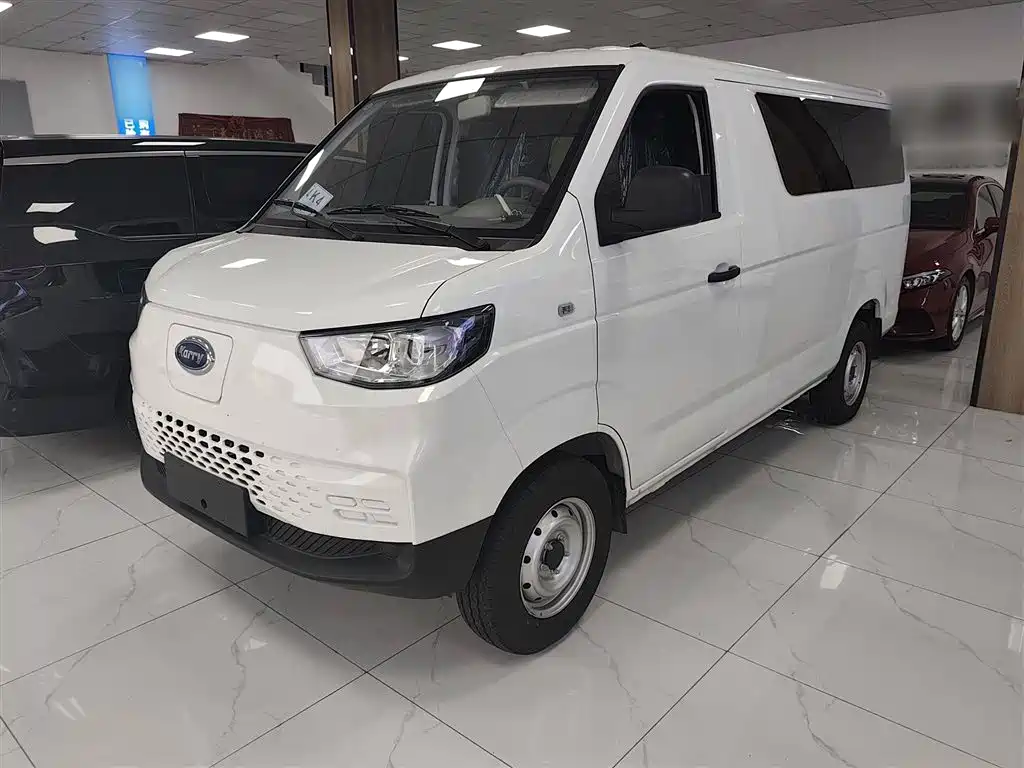 6-местная версия Porpoise E5 2024 с открытым окном длиной 268 км