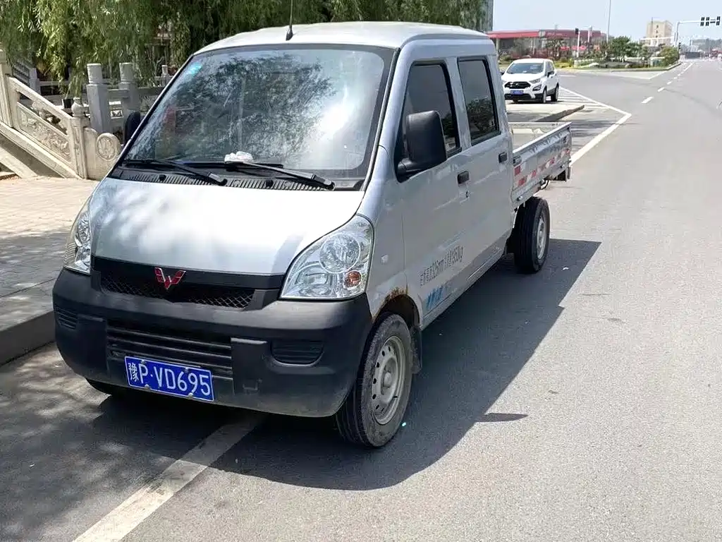 Wuling Rongguang small card 2019 модель 1,2 л базовый двухрядный LSI