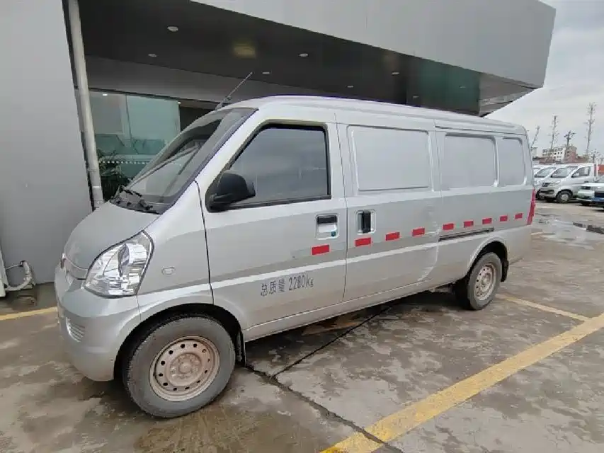Базовый оконный автомобиль Wuling Rongguang EV 2023 с 2 аккумуляторными батареями
