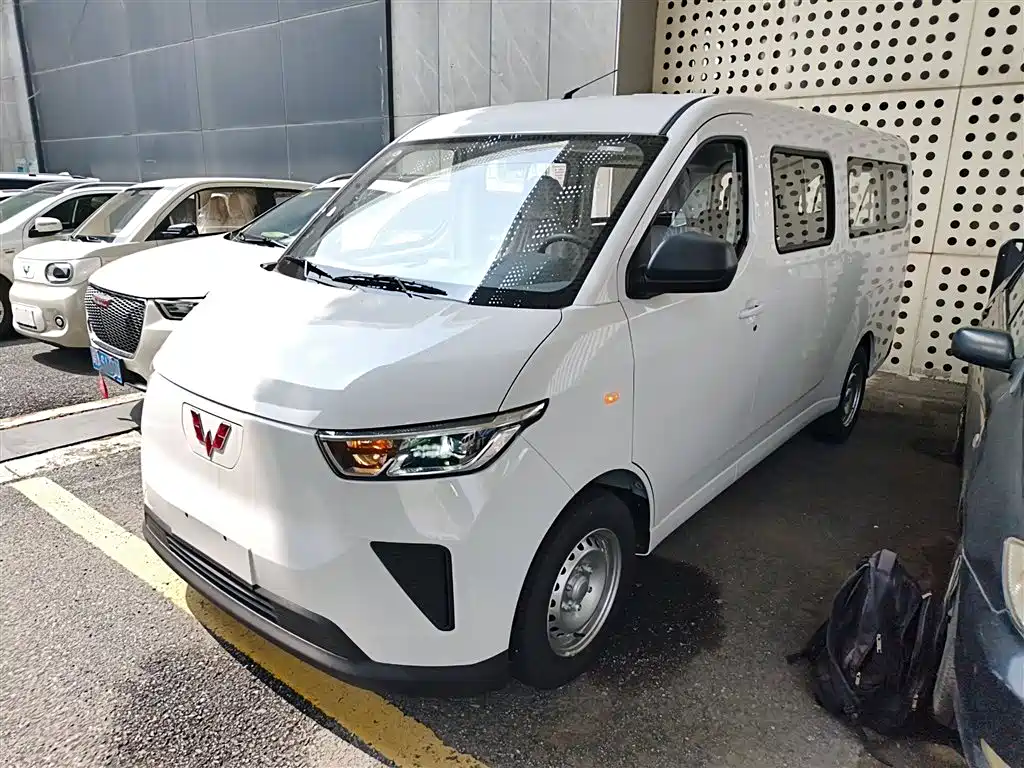Wuling Yangguang 2024 300km Comfortable Bus version 75kW